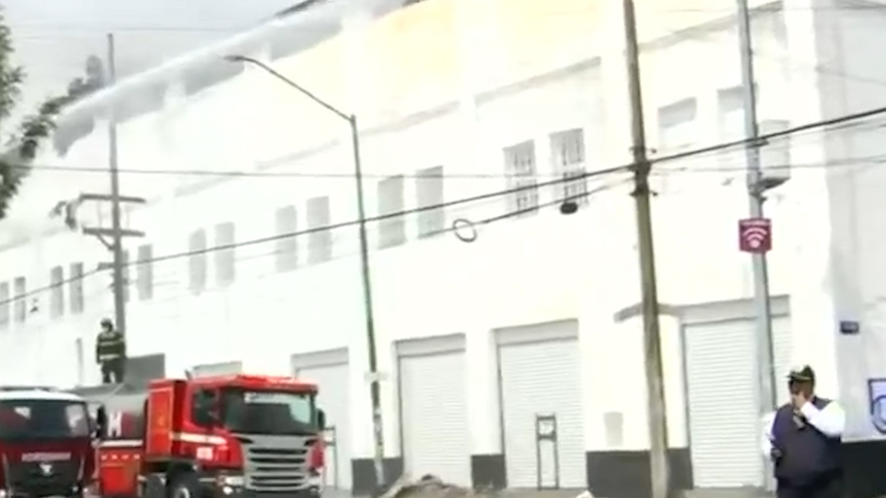 Controlan incendio en bodega de la alcaldía Venustiano Carranza