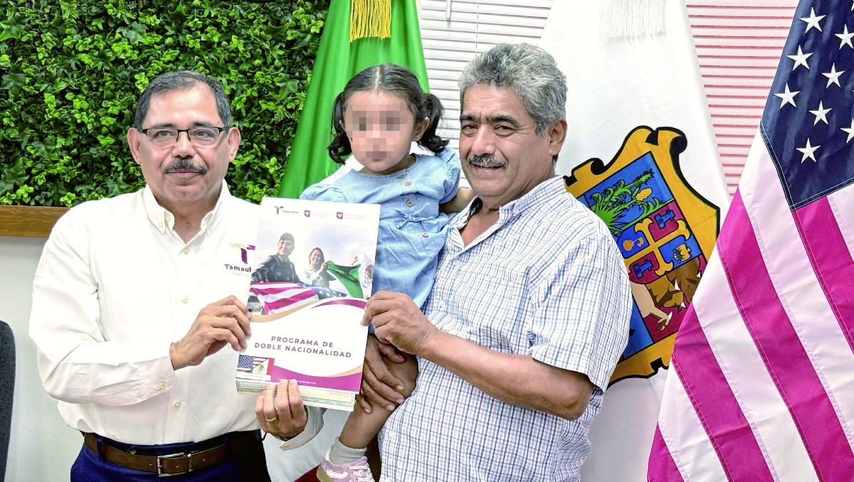 Entregan documentos de doble nacionalidad.