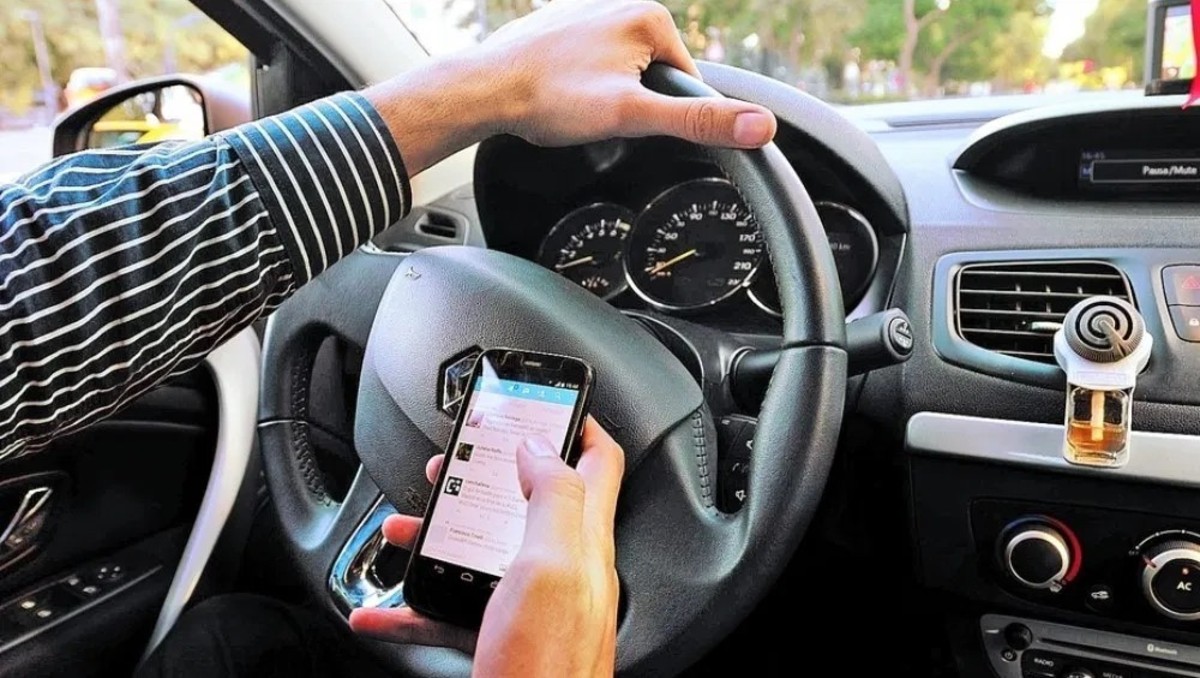 En Jalisco, más de 16 mil personas han sido multadas por usar el celular mientras conducen. (Cortesía)