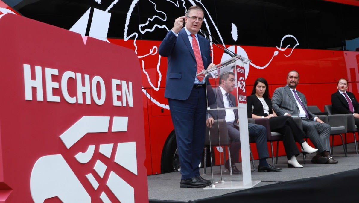 Marcelo Ebrard Casaubon, secretario de economía entrega el sello Hecho en México a Moviliti ADO. (Foto: Juan Carlos Bautista)