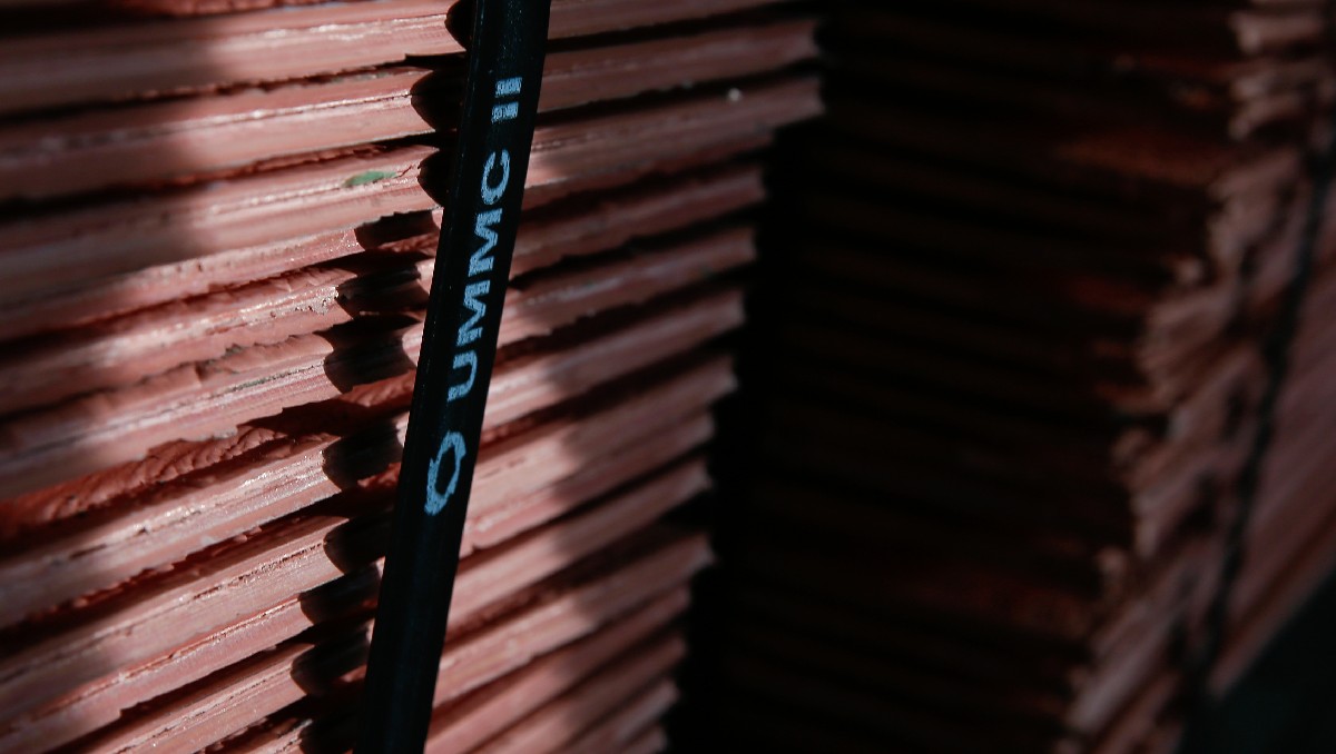 Paquetes de láminas de cátodos de cobre listos para ser cargados y enviados a los compradores. Foto: Reuters
