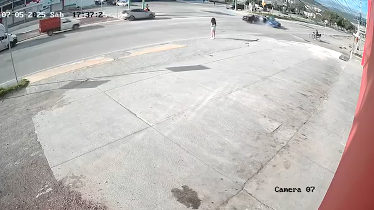 Se pasa semáforo a alta velocidad en Pachuca y provoca choque; hay tres lesionados