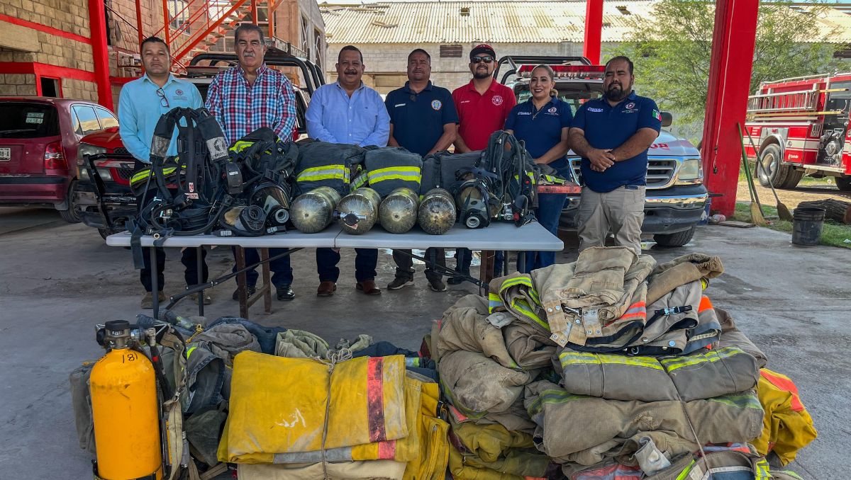 Bomberos reciben equipo. | Cortesía