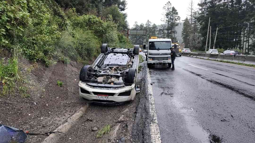 El automóvil quedó sobre el pavimento con el techo en el piso.