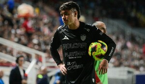Reportes indican que el América nunca recibió ninguna oferta del Leicester City para fichar a Emilio Lara, luego de que rumores decían que sí hubo interés