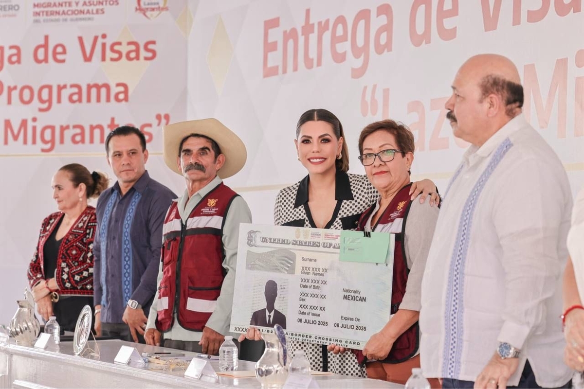 Evelyn Salgado entrega visas del programa “Lazos Migrantes” para la región Norte en Taxco