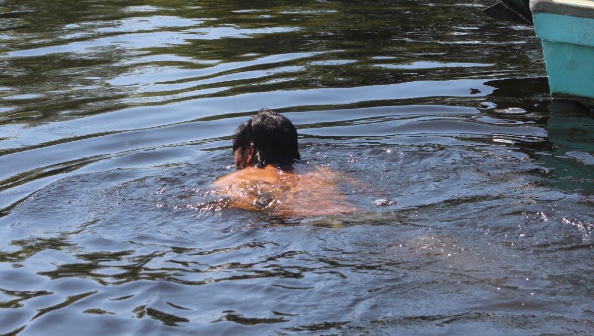 El hombre de aproximadamente 58 años se introdujo al cuerpo de agua con el fin de refrescarse. (Sergio Sánchez)