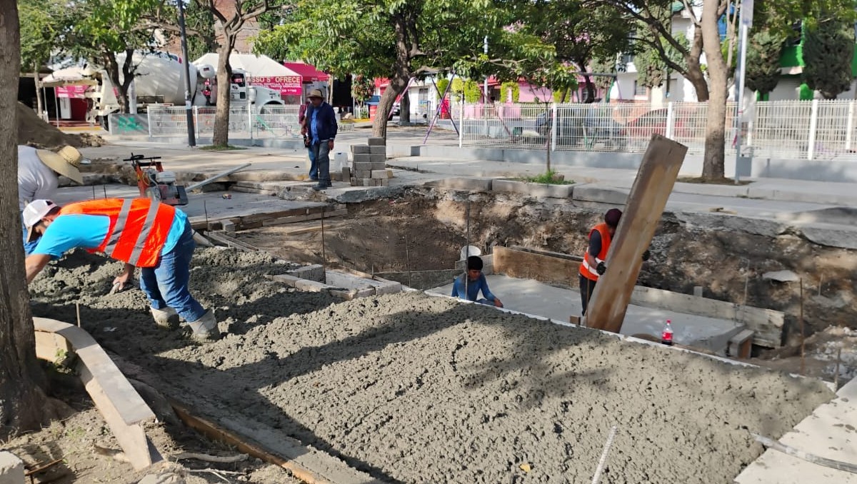 Maquinaria trabaja en la avenida Malecón, donde avanza la reparación del socavón detectado el 4 de julio; a unos metros ya se abrió otro.