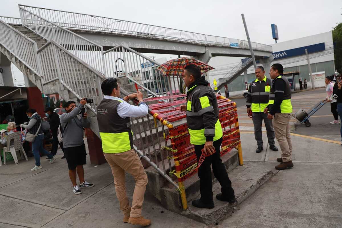 Personal de Protección Civil y Gestión de Riesgos realiza la clausura del puente peatonal. (Jorge Sánchez)