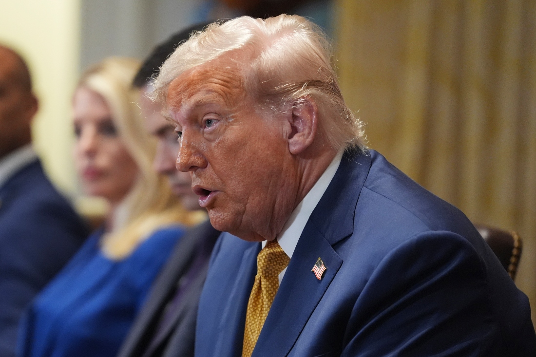 El presidente estadunidense Donald Trump, habla en una reunión del gabinete en la Casa Blanca. |AP