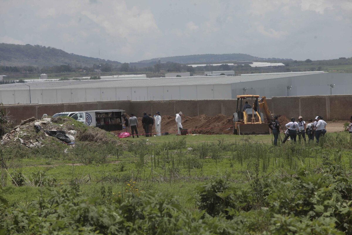 Trabajos en la fosa clandestina de Las Agujas en Zapopan. (Fernando Carranza)