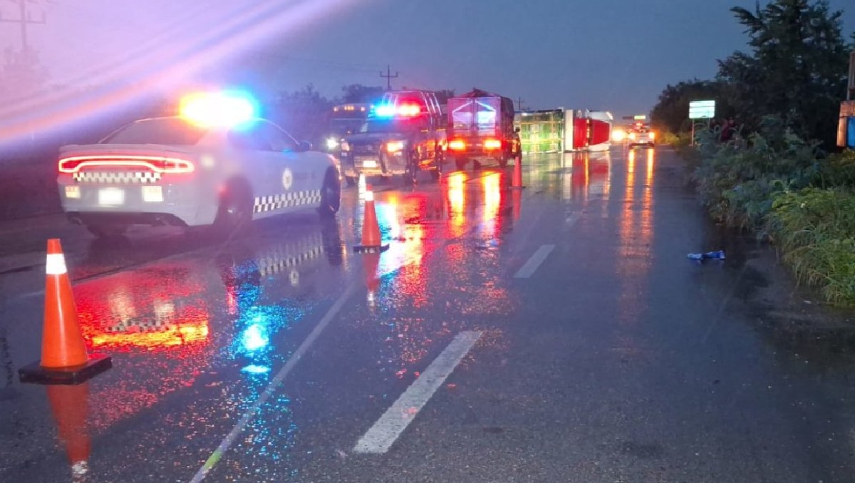 Volcadura de unidad de carga pesada sobre la carretera Tampico-Valles. (Guardia Nacional)