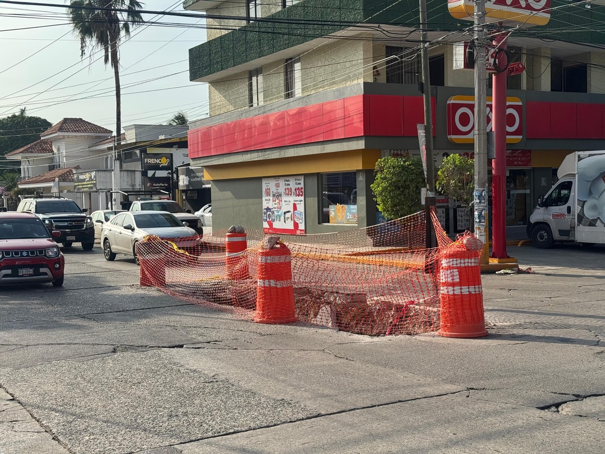 En Ciudad Madero socavón provoca tránsito lento sobre transitada avenida