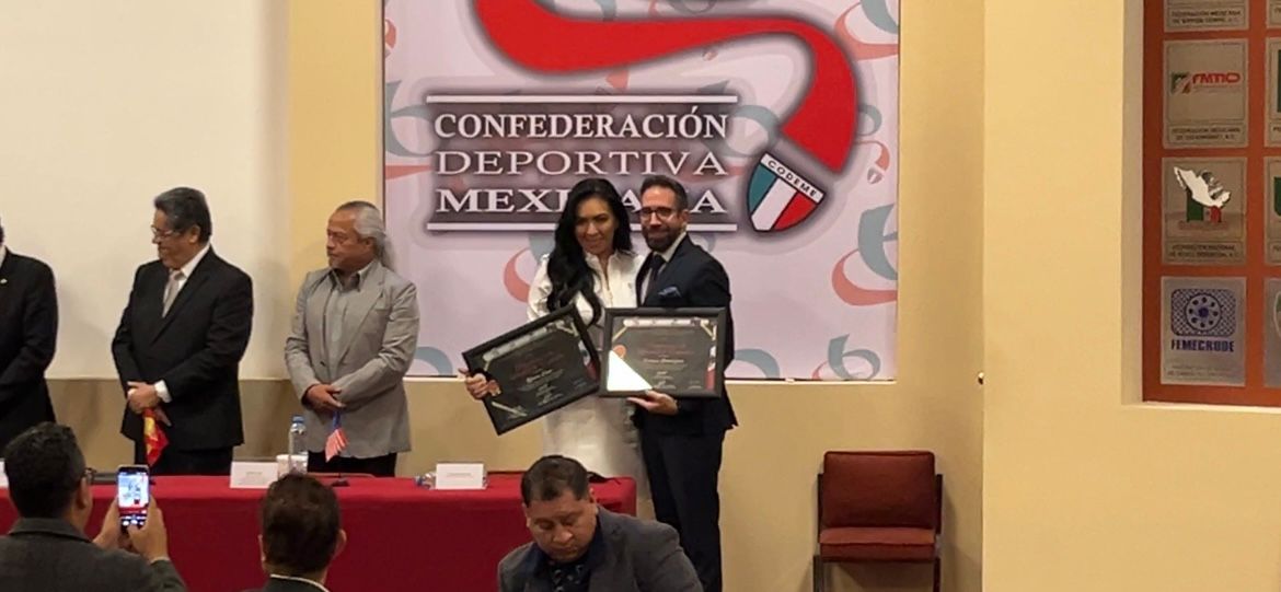 De igual manera, el director de contenidos de Canal 6, Enrique Domínguez, fue reconocido. (Foto: especial)