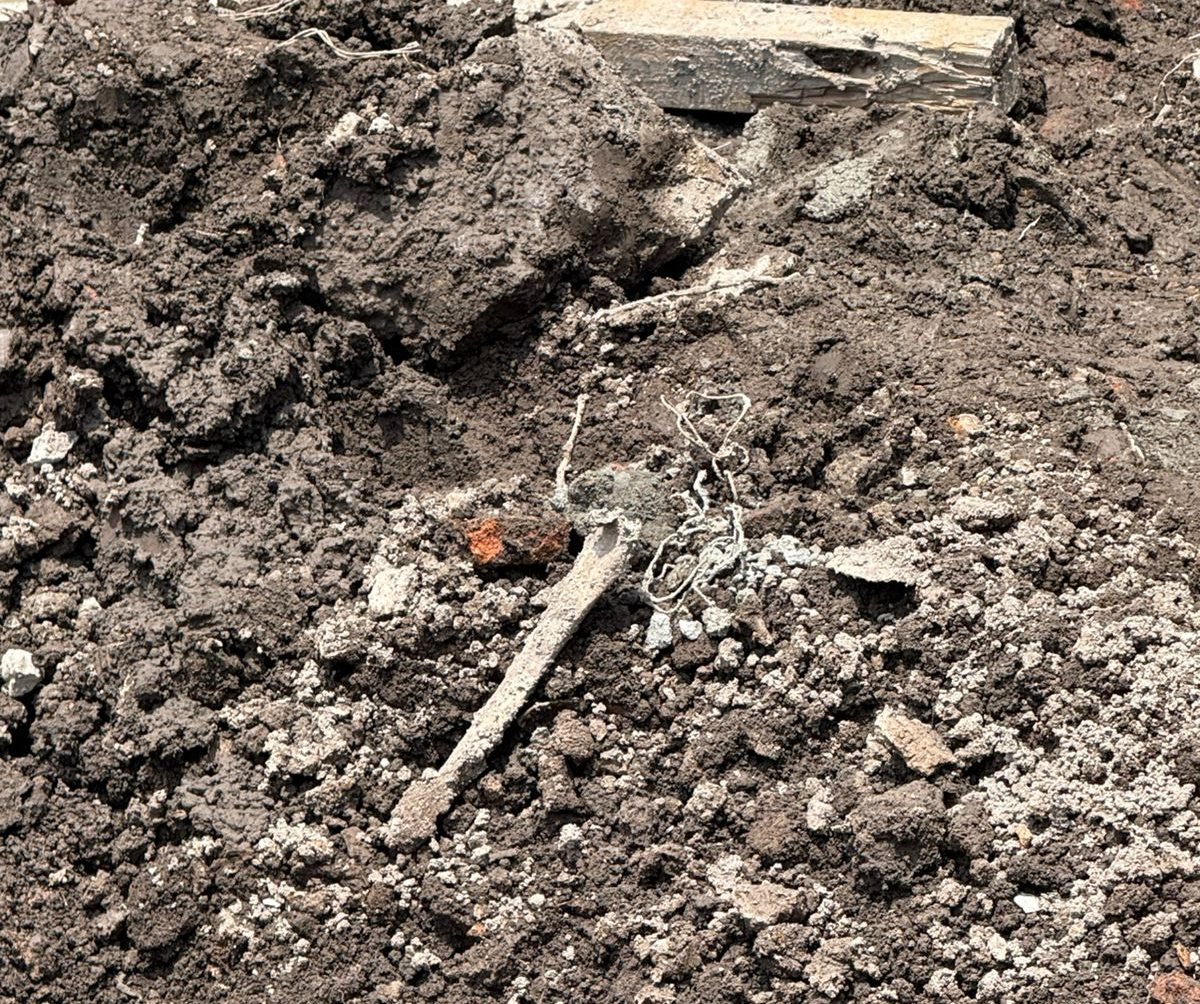 Encuentran restos óseos en construcción de la colonia Guerrero. | @CeciPatriciaF