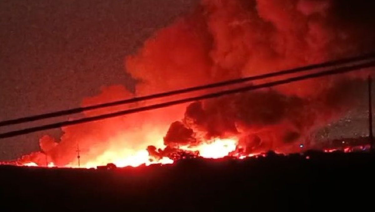 El incendio del depósito de basura se registro cerca del Bordo de Xochiaca. Foto: (Especial)