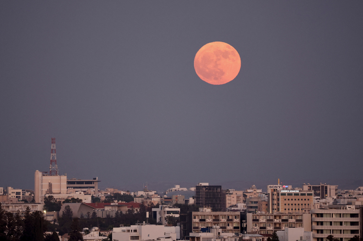 Luna de Ciervo vista desde el cielo en Nicosia, Chipre | Reuters