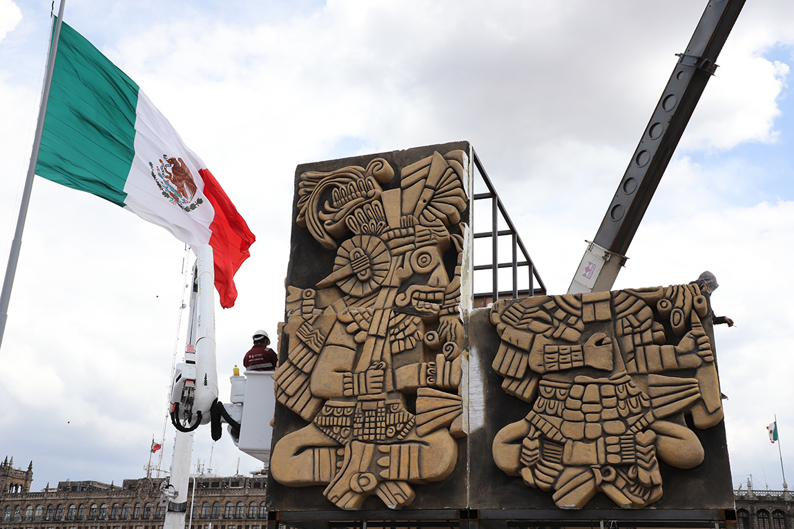 PRPARATIVOS DE LAS ESCULTURAS MONUMENTALES QUE ADORNARAN EL ZOCALO EN LA EXPOSICION MEXICO