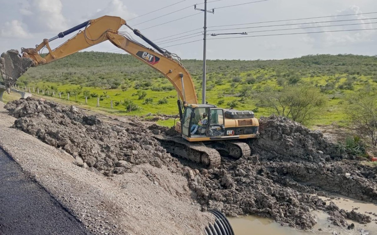 Reparación de carretera inmediata tras los daños provocados por la tormenta tropical ‘Barry’. | Gobierno del Estado de Tamaulipas (Facebook)
