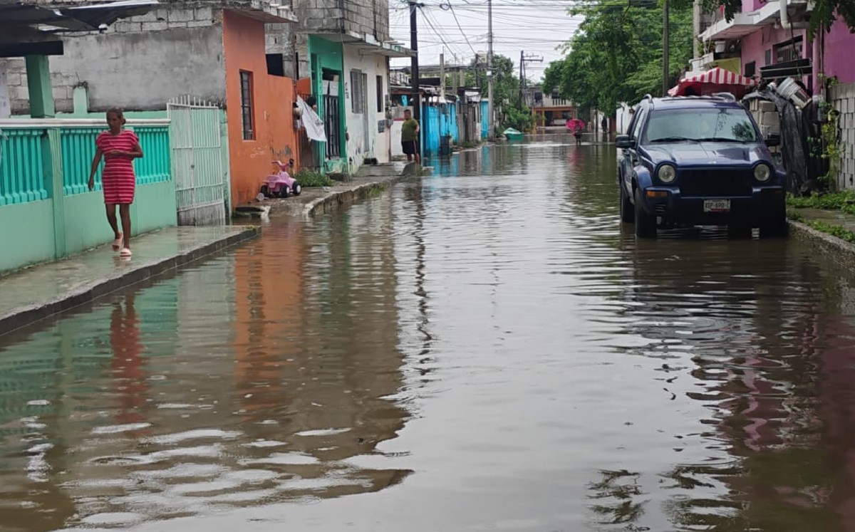 Tras sacar el agua de las calles inundadas del sector Moscú, cuadrillas realizarán trabajos de limpieza.