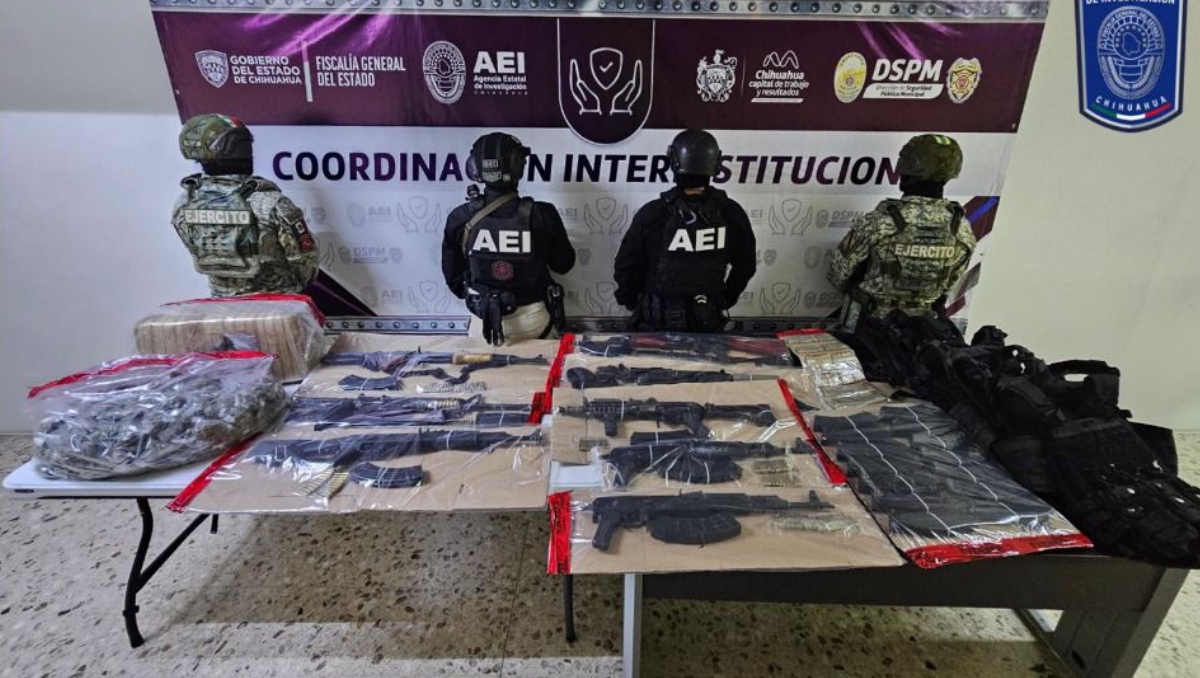 Además de armas se decomisó equipo táctico, artuchos y cargadores. | Especial