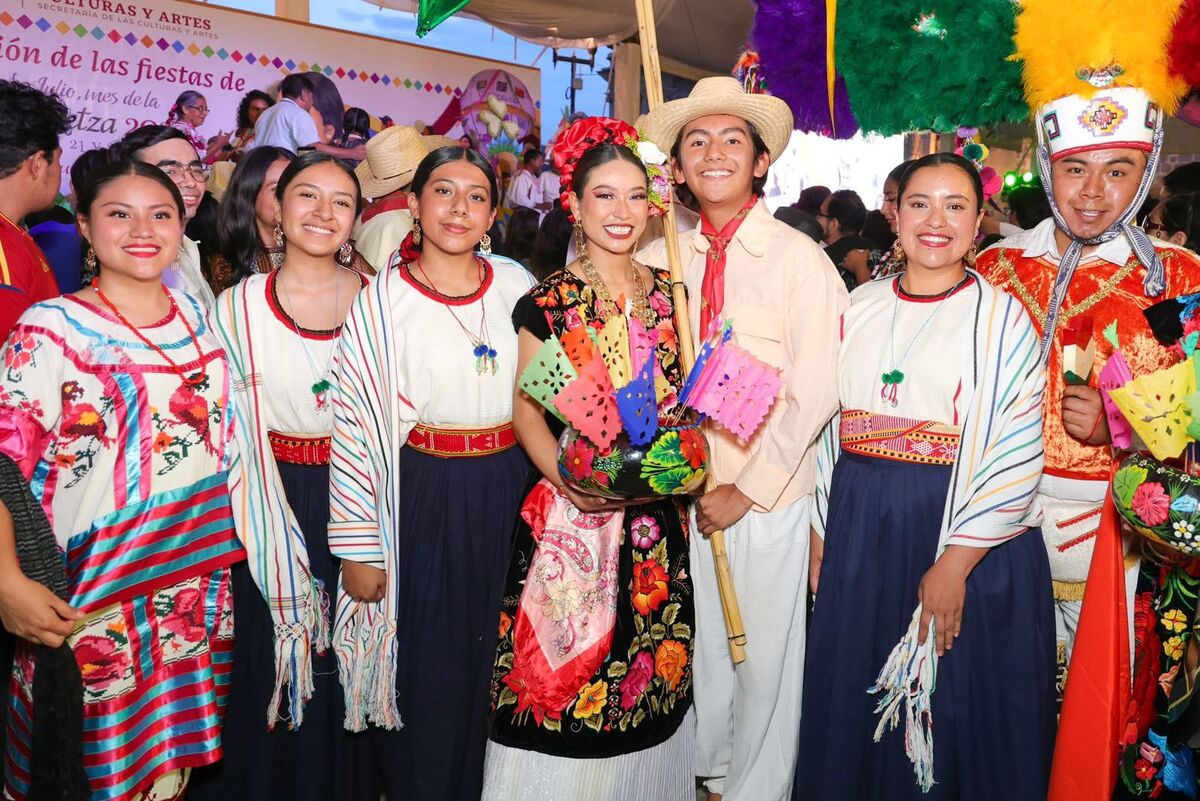 Bailarines de danza folclórica en la Guelaguetza 2025 | Especial