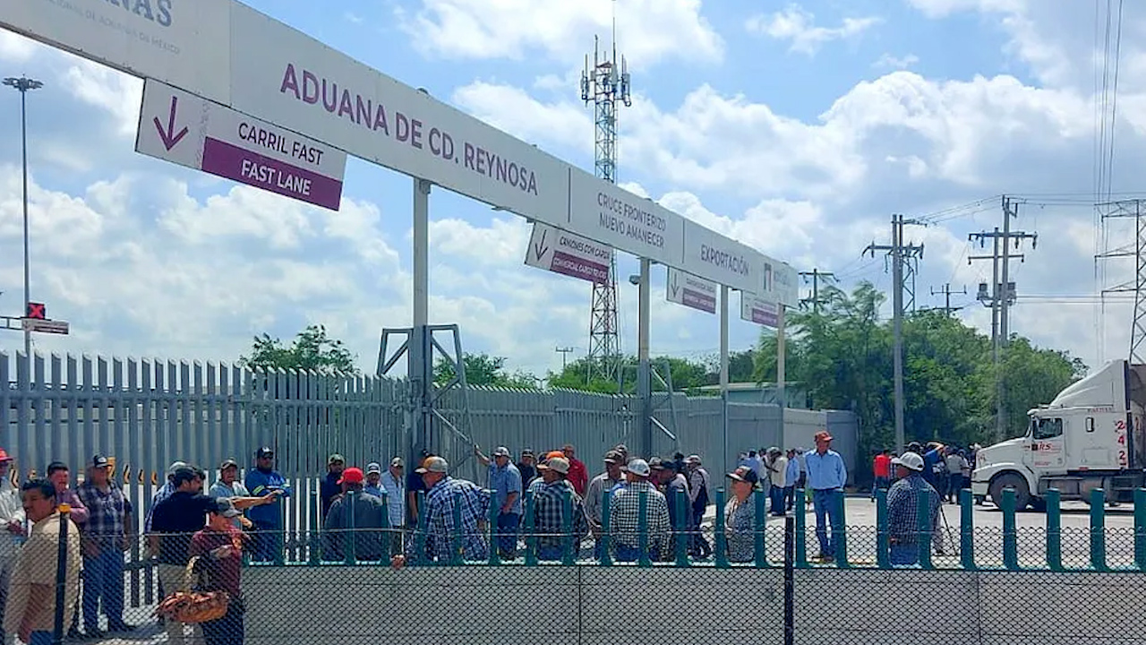 Bloqueo en el puente Reynosa-Pharr retomado por sorgueros; piden atención del gobierno federal