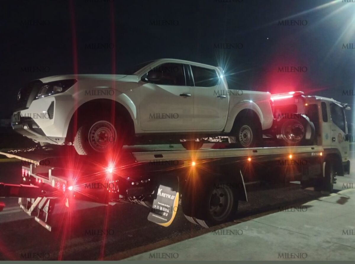 La camioneta donde ocurrió el ataque fue removida por una grúa. | Foto: Especial