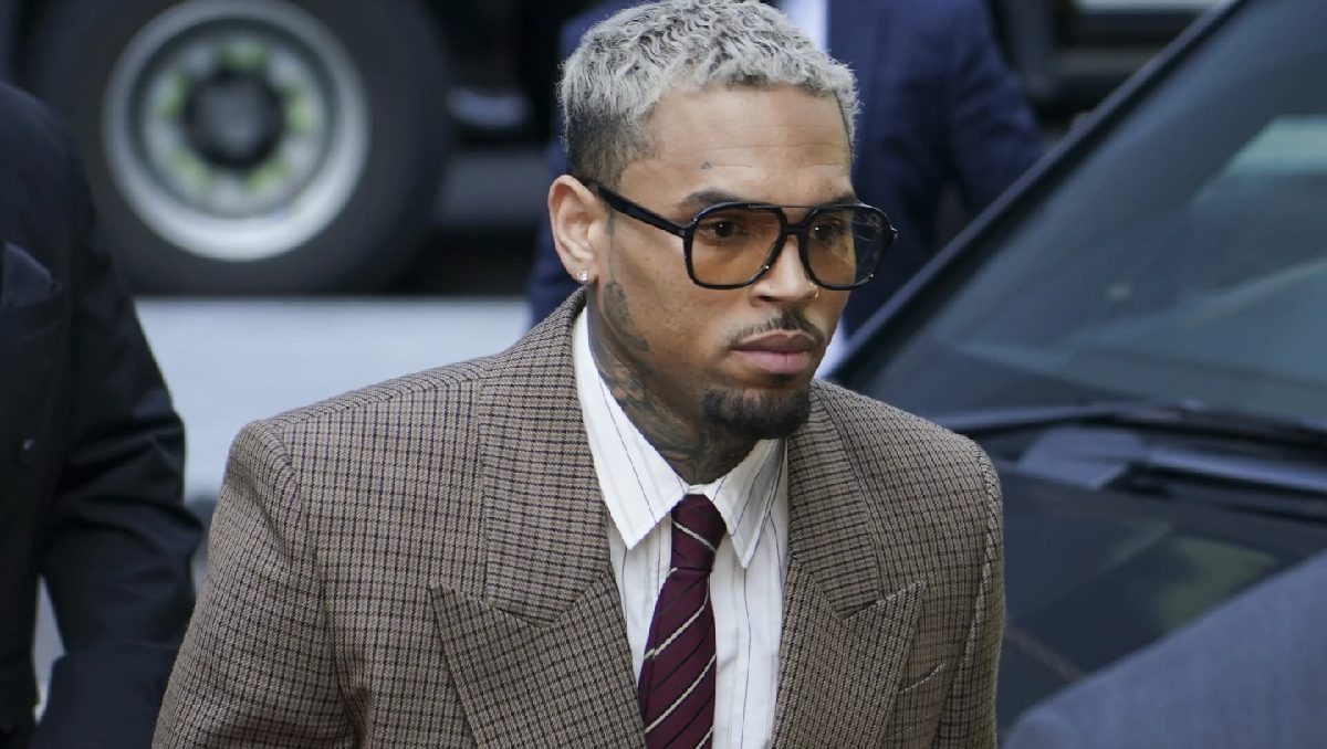 Chris Brown llegando al Tribunal de la Corona de Southwark, en Londres | AP