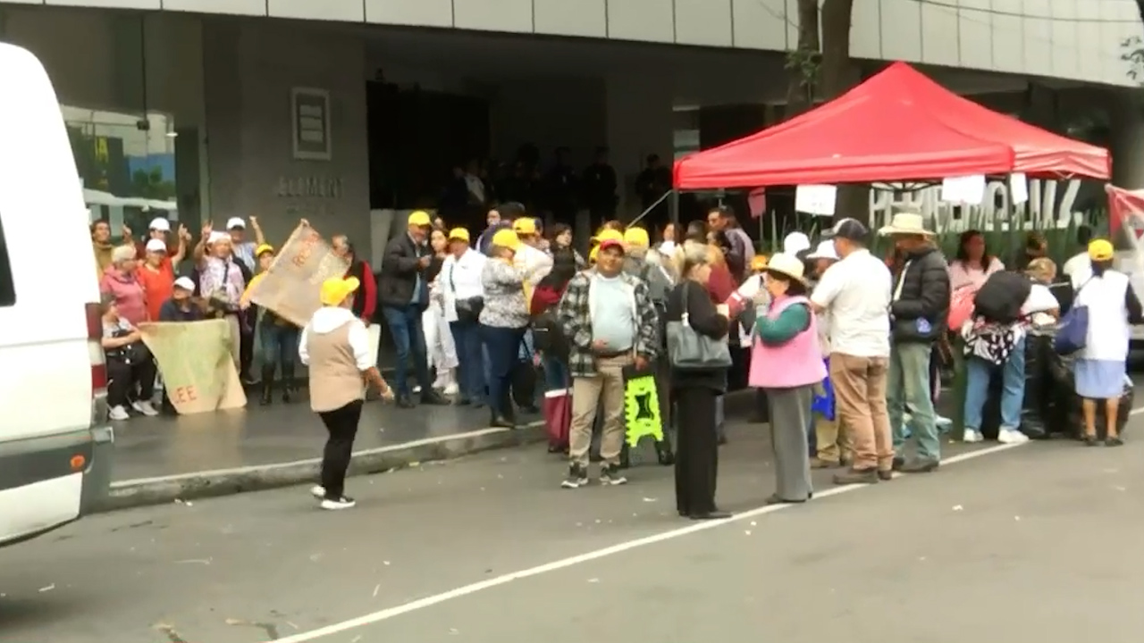 Integrantes del ANUEE cumplen 5 horas de manifestación frente a la CNE, en la CdMx