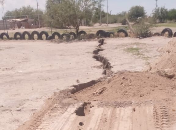 En Matamoros, tapan grieta en escuela de Matamoros tras lluvias. (Especial)