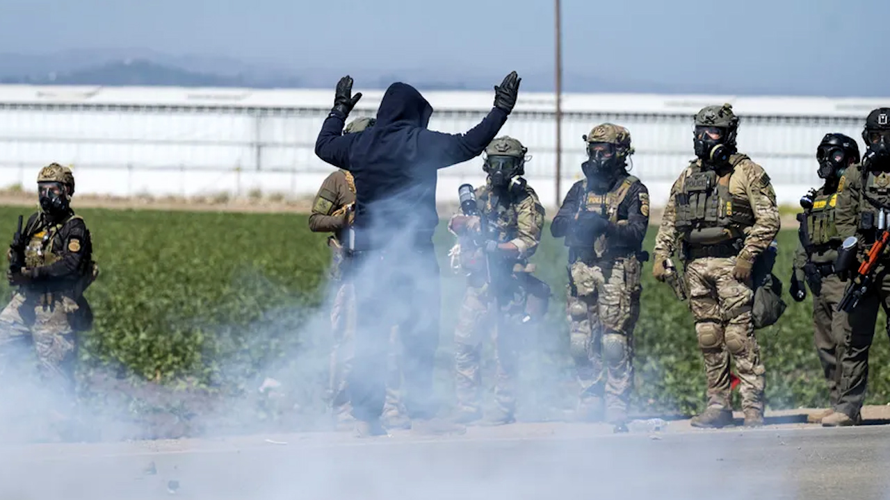 Tensión entre ICE y manifestantes por redada antimigrante en granja de cannabis en California