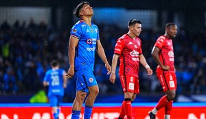 Nicolás Larcamón tuvo un triste debut con Cruz Azul al empatar sin goles ante Mazatlán en el partido de la jornada 1 del Apertura 2025