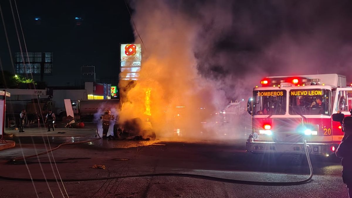 Elementos de Protección Civil Monterrey y Bomberos Nuevo León sofocaron el fuego y resguardaron el vehículo. Israel Santacruz