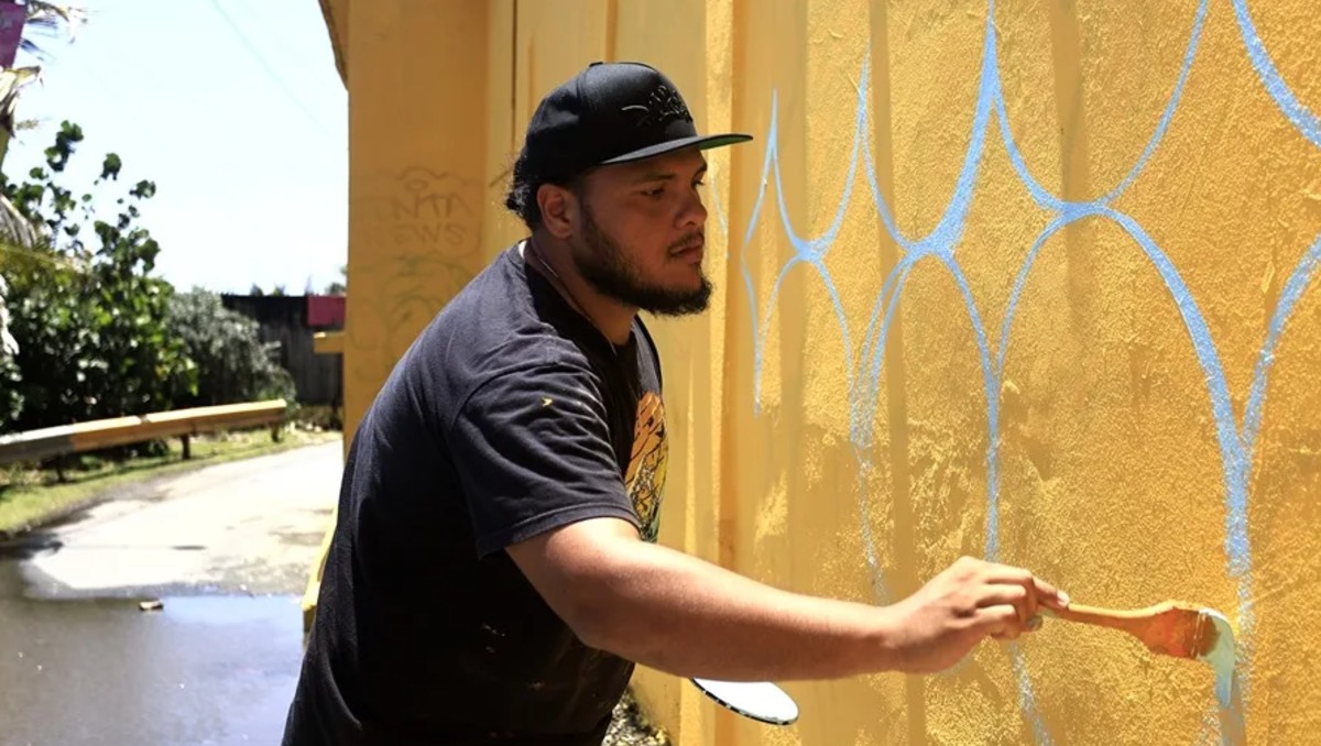 Uno de los artistas convocados a hacer un mural | EFE