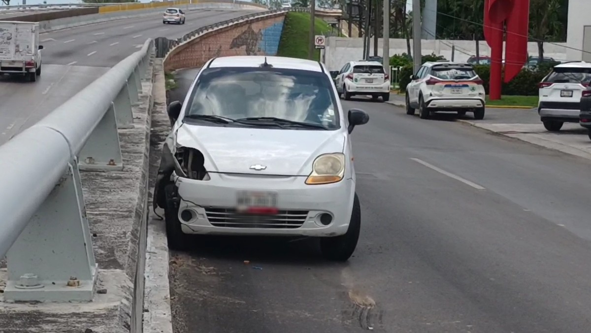 Accidente en el Paso Inferior de la Calzada San Pedro. (Jesús Alberto García)
