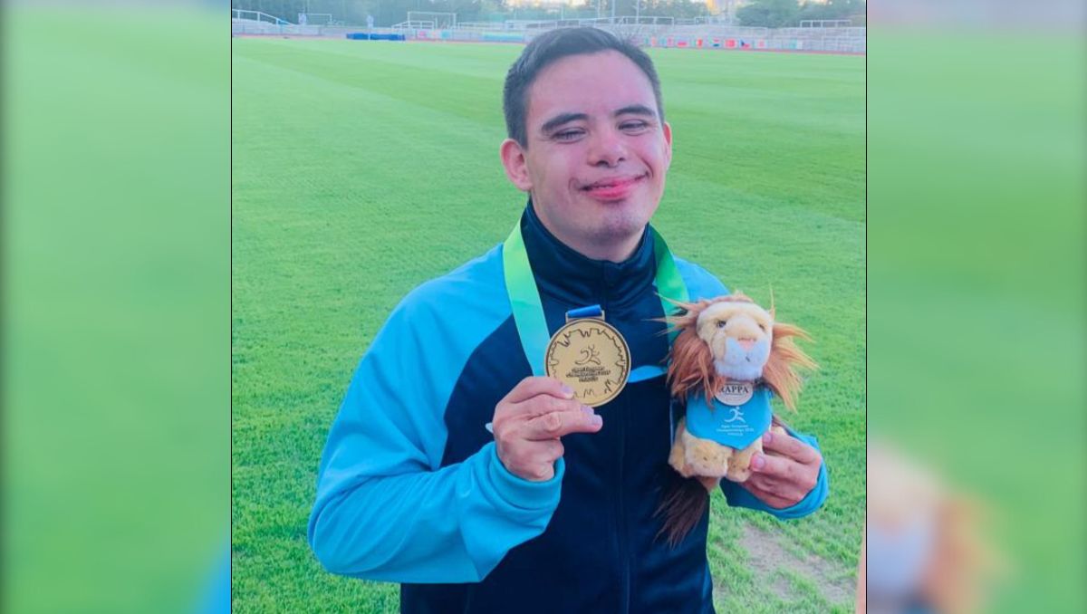 Ángel Flores González ganó la prueba de los 400 metros planos para atletas con discapacidad intelectual, colgándose la medalla de oro. | Especial