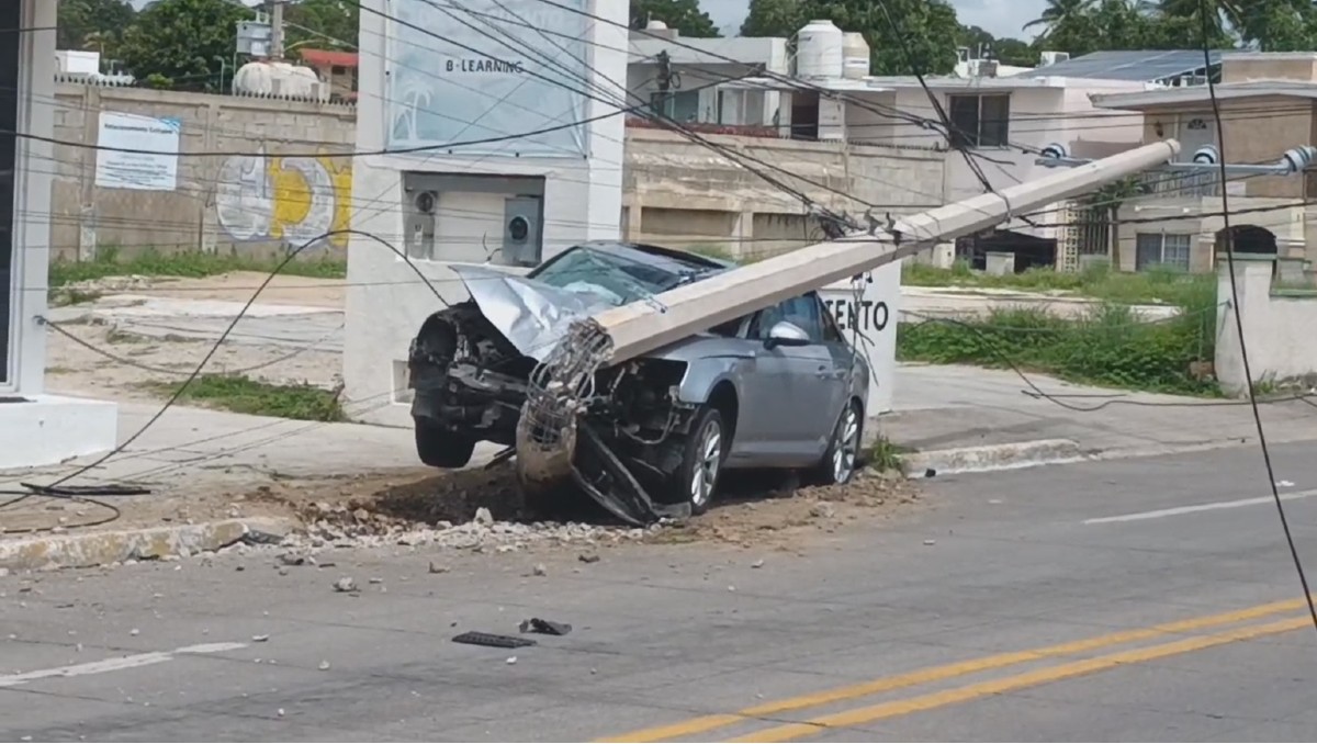 Conductor destruyó su automóvil al impactar contra poste. (Jesús Alberto García)