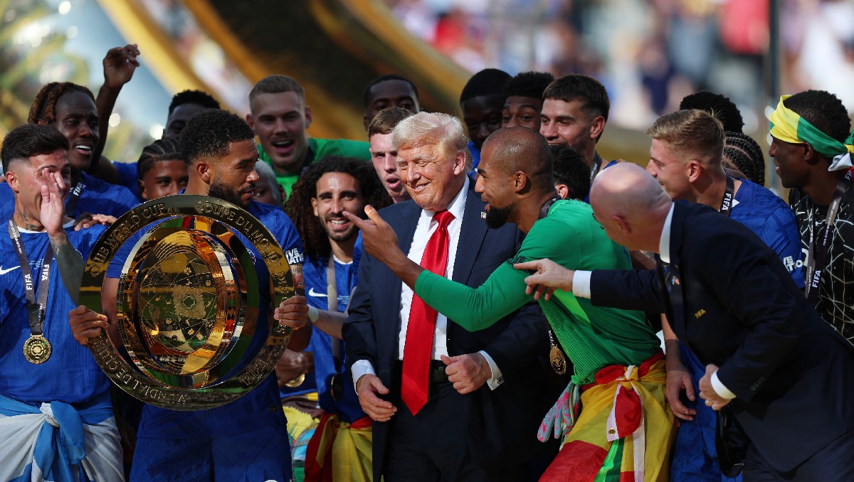 Donald Trump se 'cuela' en el festejo del Chelsea en el Mundial de Clubes (Reuters)