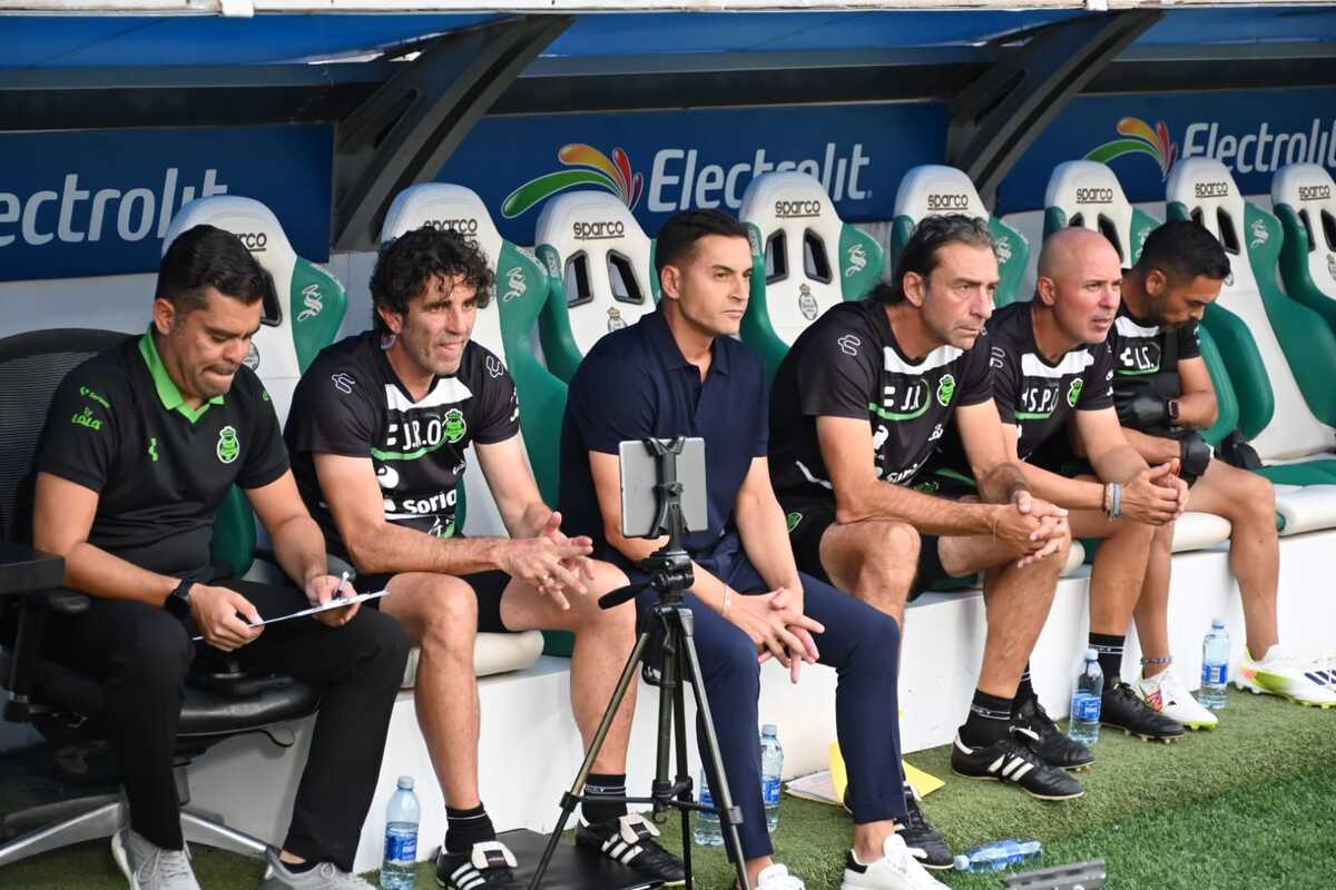 Francisco Rodríguez y su cuerpo técnico en Santos Laguna. | Roberto Amaya