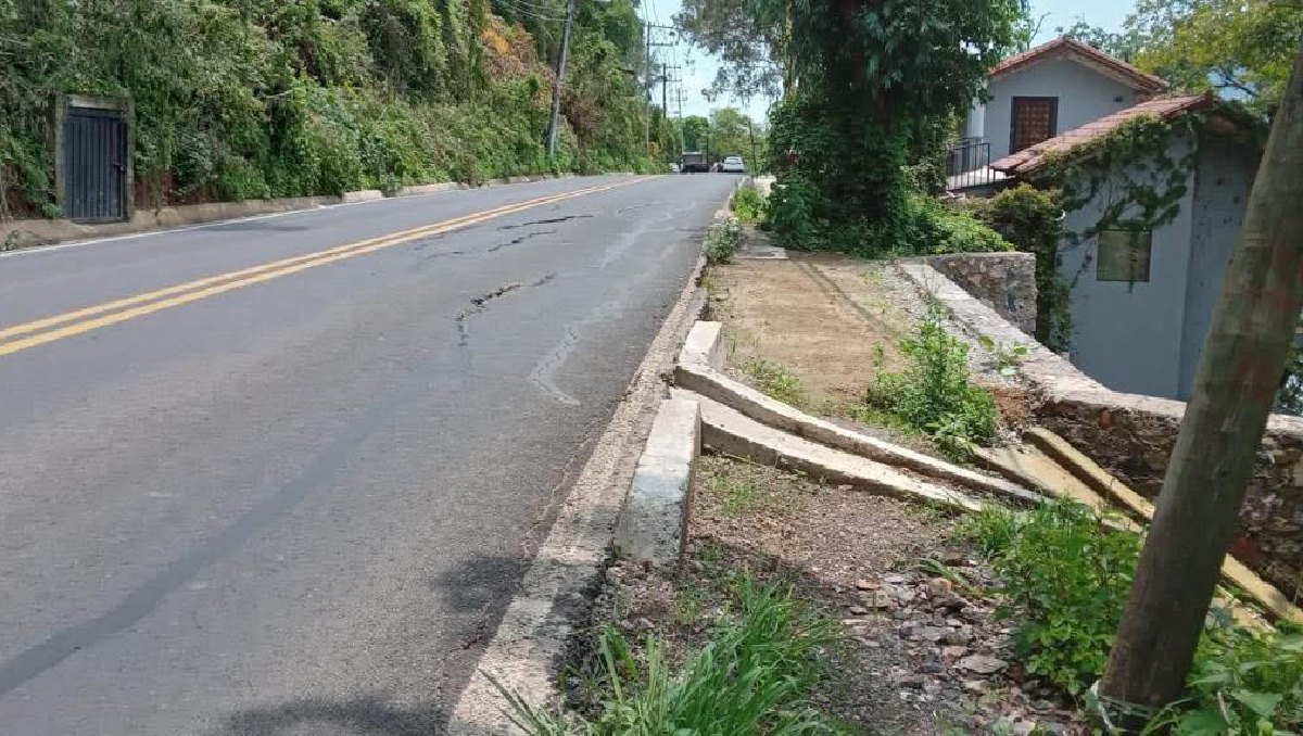 El hundimiento se registra en la vía San Francisco Tlalcilalcalpan-Valle de Bravo. Foto: (Especial)