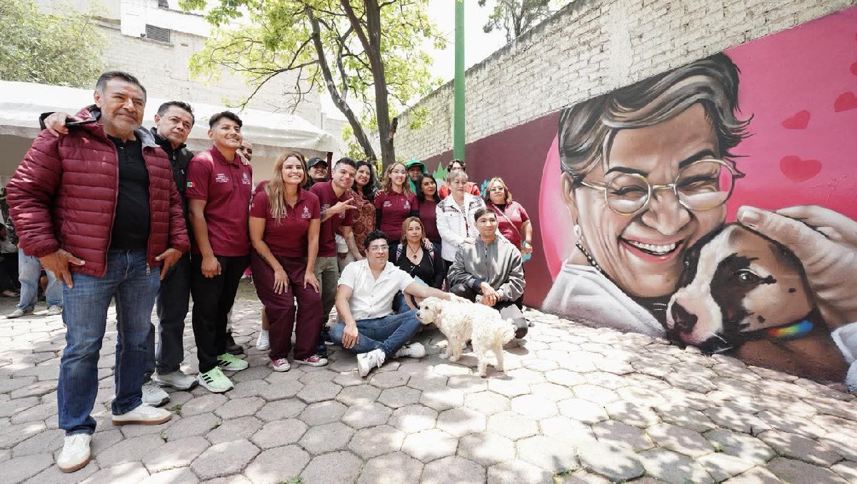Martha Guerrero y un perritos protagonizan mural que busca la concientización sobre el cuidado animal. Foto: (Especial