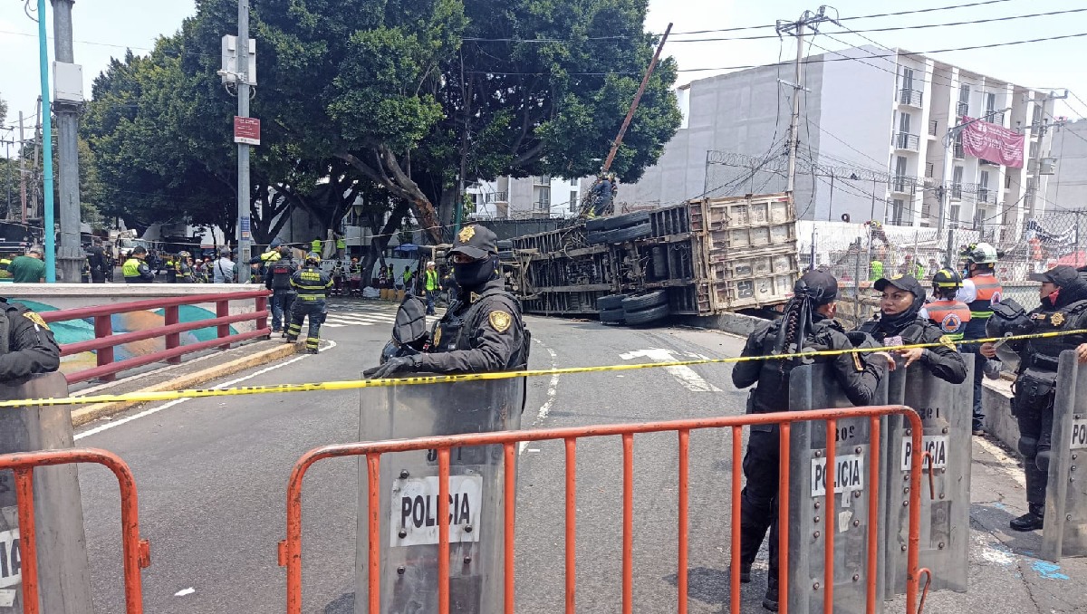 Policías, bomberos, personal de la CFE y de limpieza acudieron al lugar de la volcadura. | César Velázquez