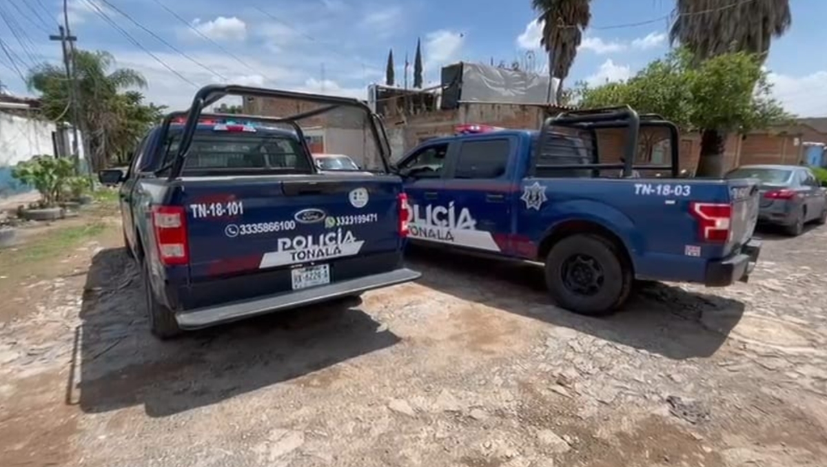 Policías tonaltecas se hicieron presentes luego de la llama de vecinos que oyeron los disparos (Foto: Juan Carlos Munguía)