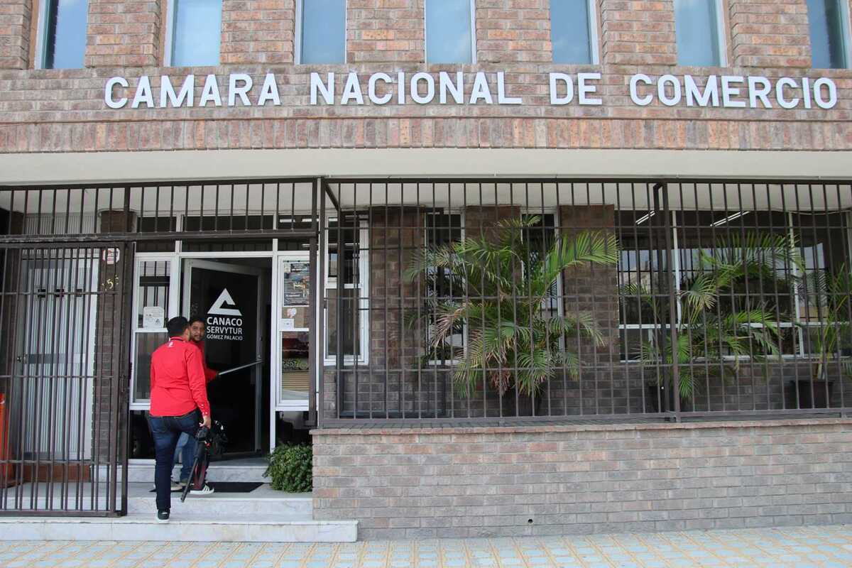 El presidente de la Canaco de Gómez Palacio  invitó al sector empresarial a que se sumen a este programa.| Verónica Rivera