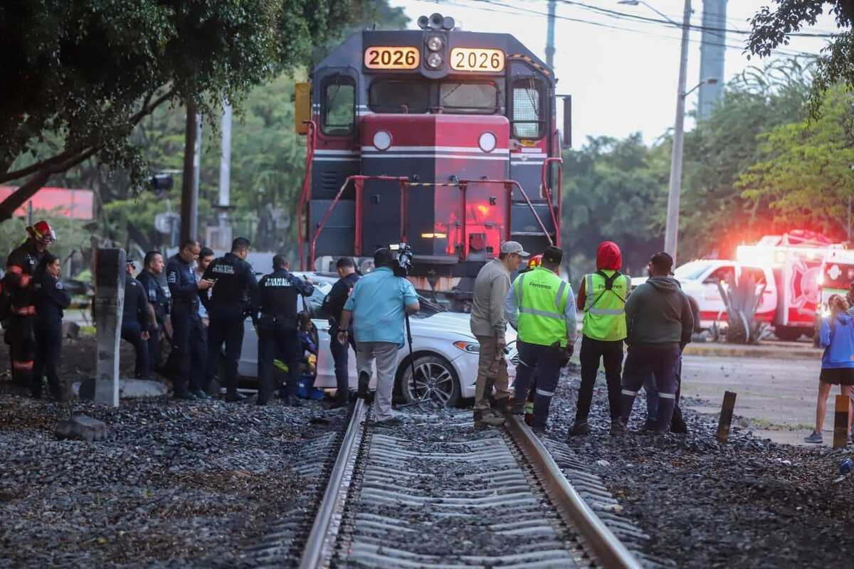 El vehículo fue impactado por la bestia de acero. (Cortesía PC Guadalajara)