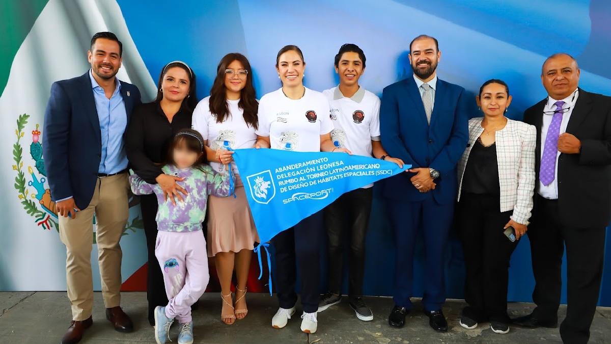 Abanderamiento de Mayra Soledad Becerra Lemus y Luis Adrián Pérez. | Especial