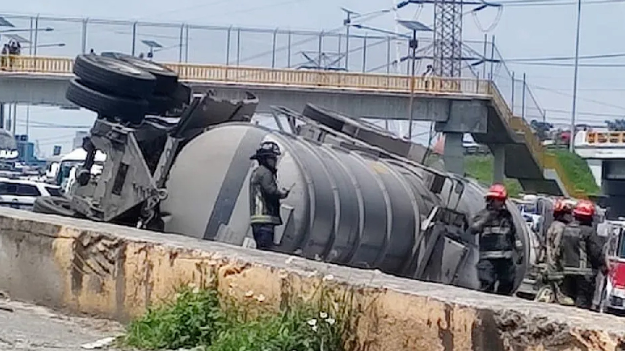 Accidente de tráiler con 64 mil litros de gasolina detiene la circulación en la México-Pachuca