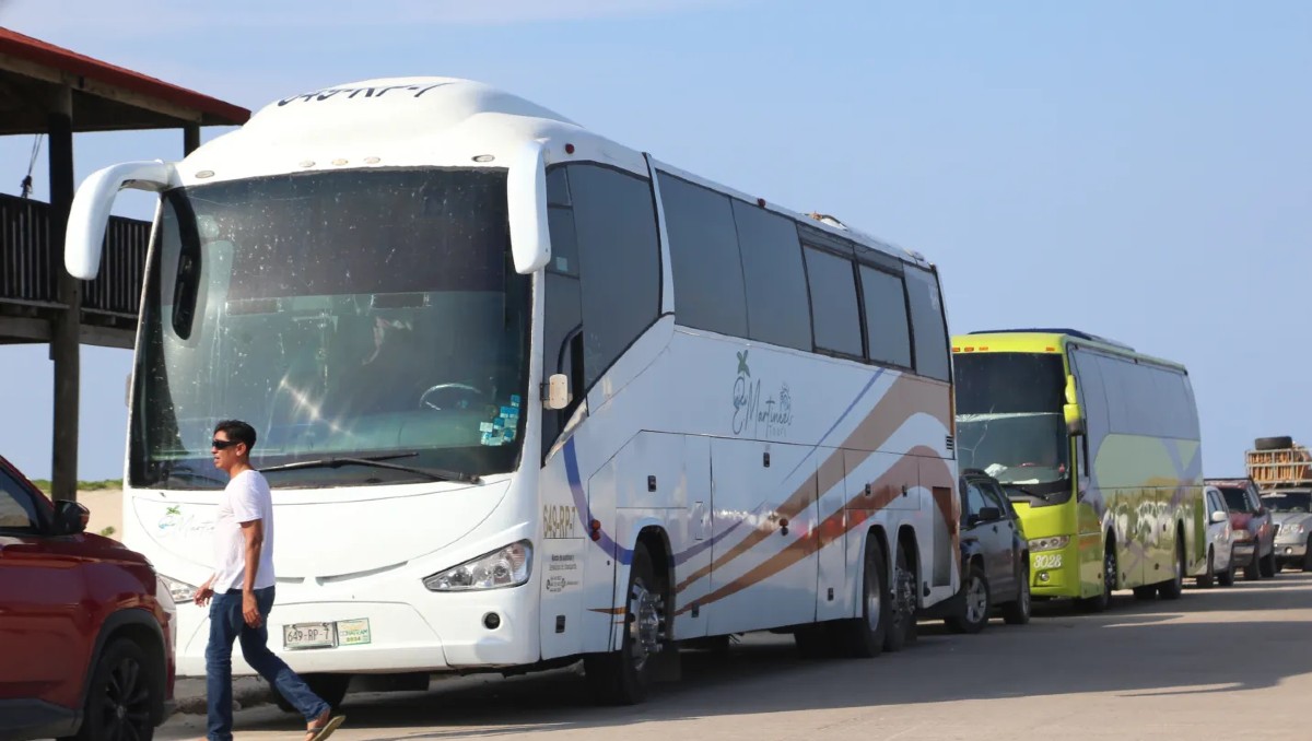 Se contabilizaron al menos 40 autobuses charter en playa Miramar. (Yazmín Sánchez)
