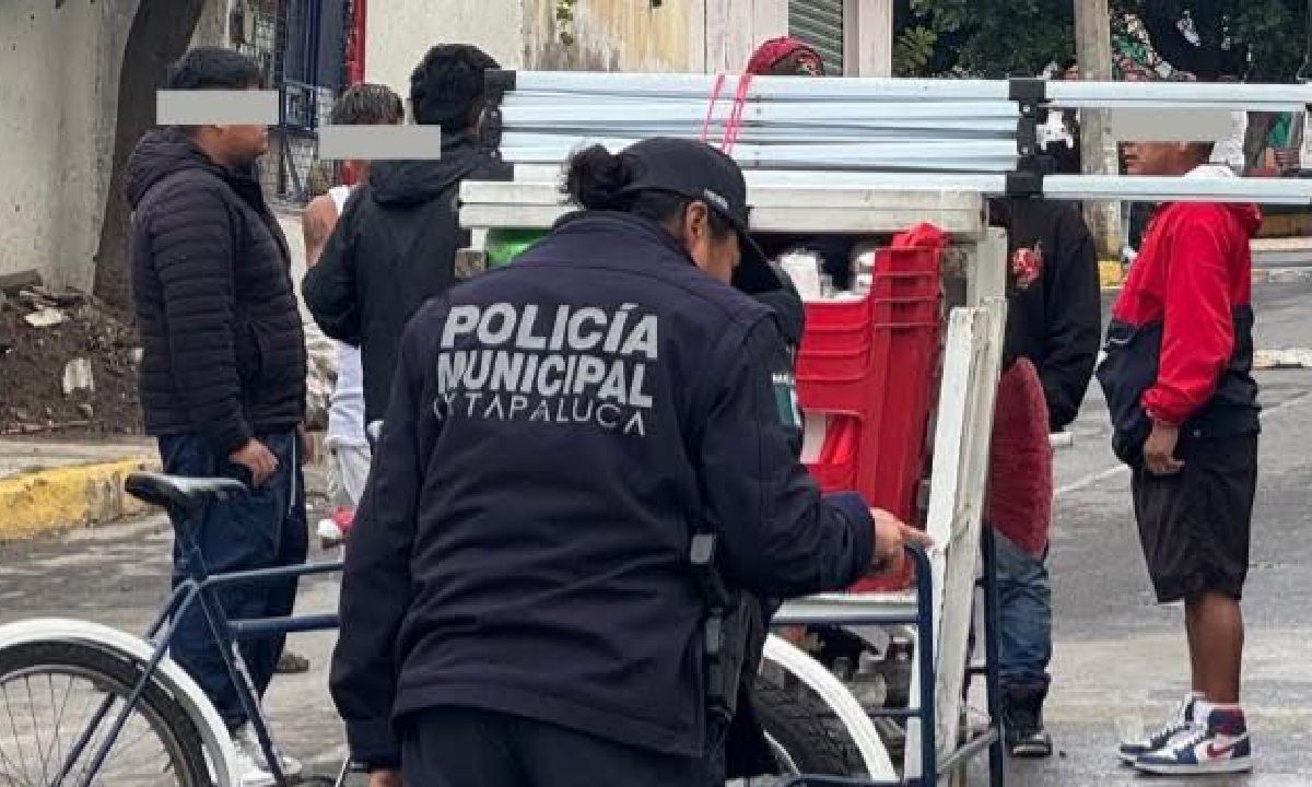 El cuerpo de la víctima quedó recostado a lado del vehículo donde transportaba los tamales. Foto: (Especial)